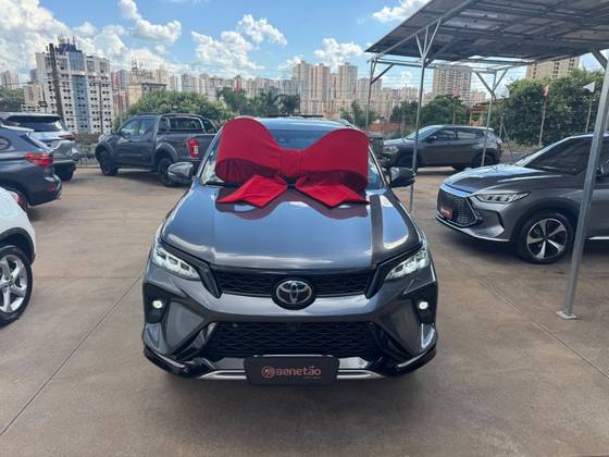 TOYOTA HILUX SW4 2.8 D-4D TURBO DIESEL DIAMOND 7L 4X4 AUTOMÁTICO